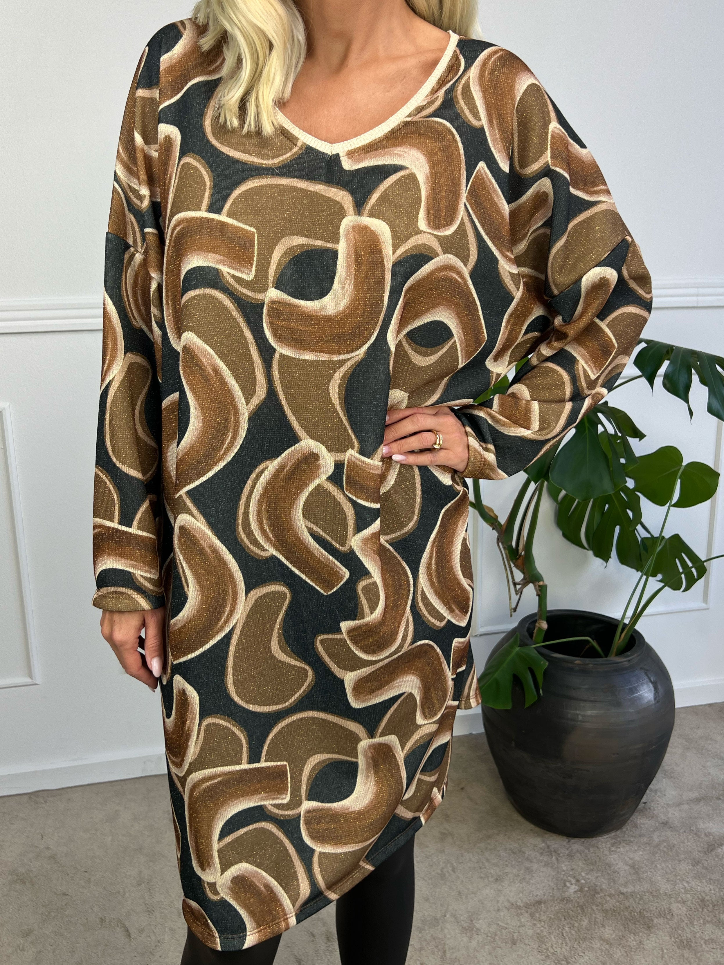 Astria - Mønstret kjole med små glimmertråde